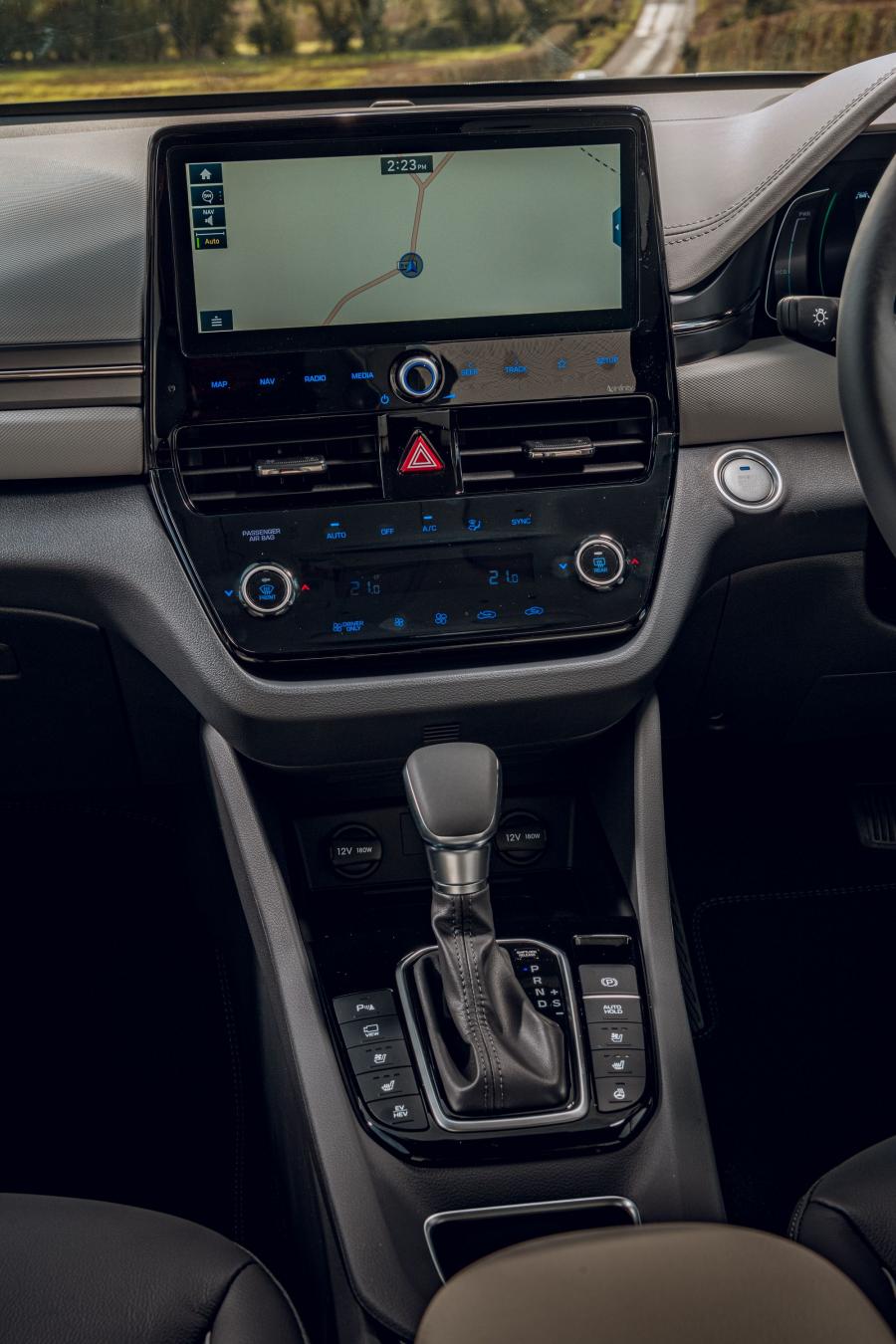Детали интерьера Hyundai IONIQ Plug-in Hybrid (AE) 2019 года  (UK) (фото 29 из 40)